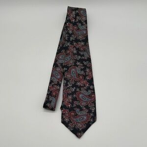 Classic Paisley Tie in Black and Red